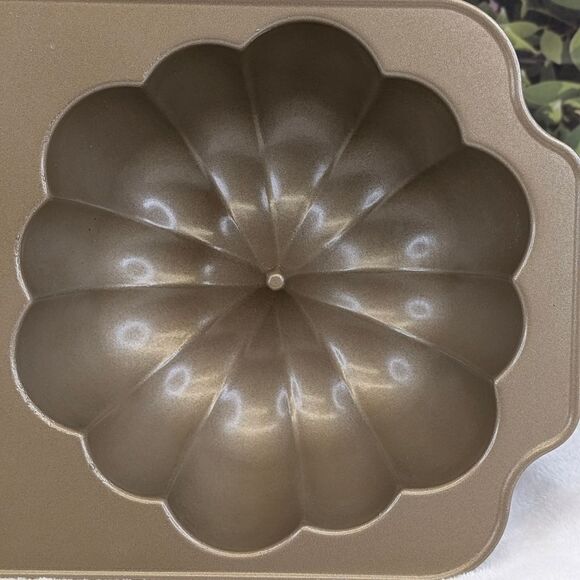 Nordic Ware Great Pumpkin Pan - Picture 9 of 11